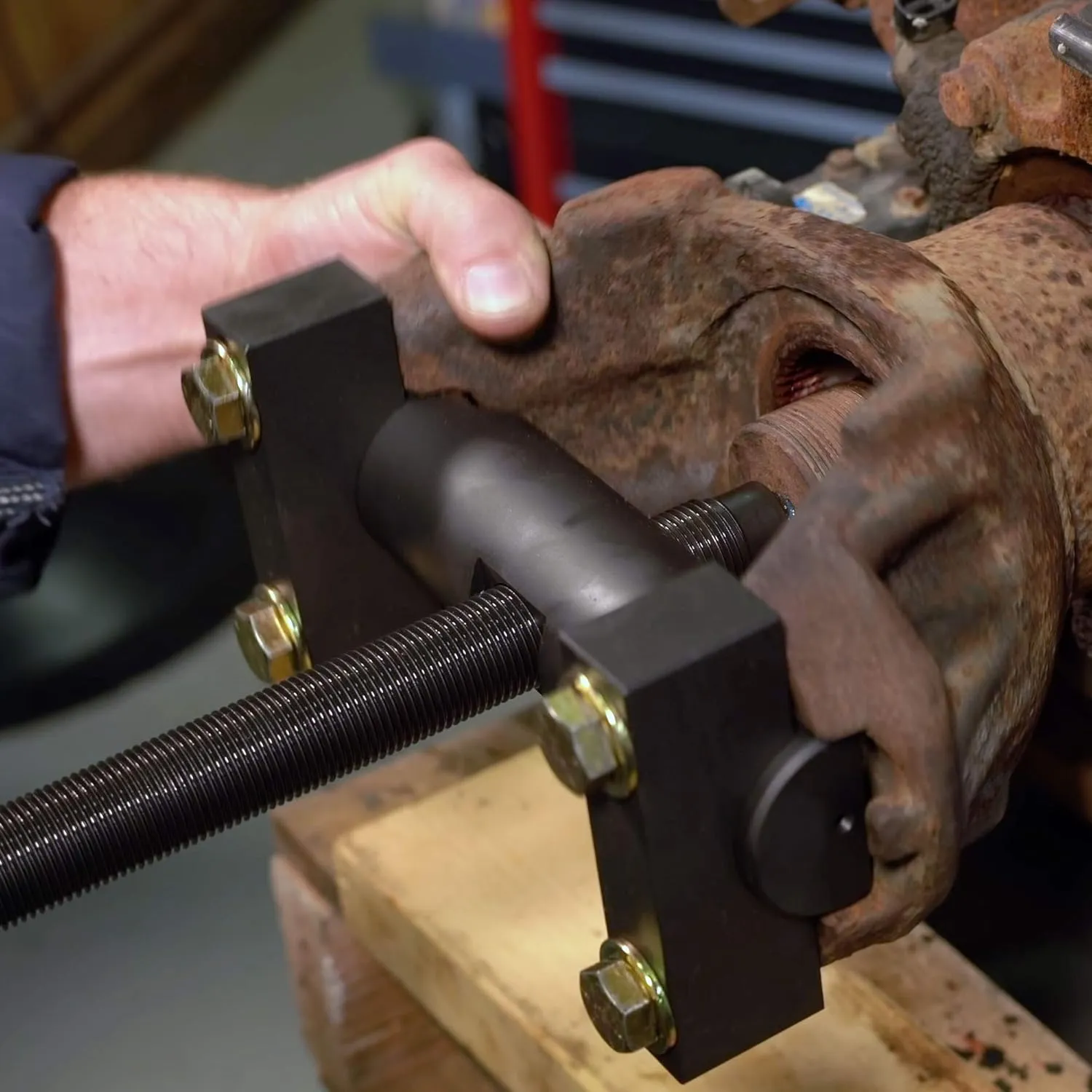 Heavy-Duty Yoke Puller for Class 6-8 Trucks and Equipment